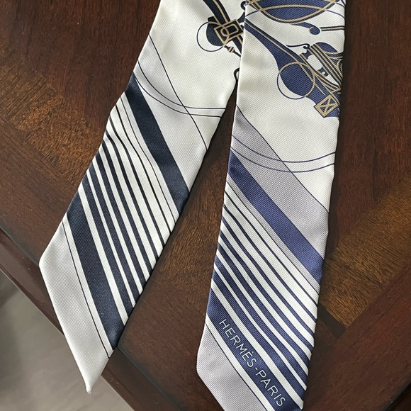 Hermes Navy and Cream Scarf - Picture 2 of 5